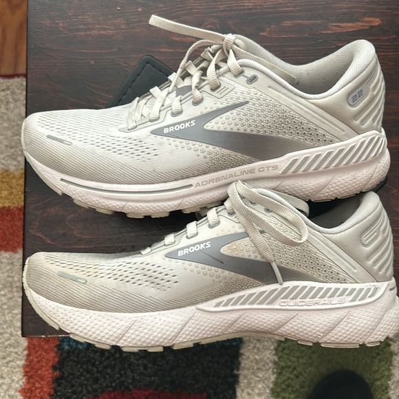 Brooks Adrenaline 22 GTS - Picture 2 of 6